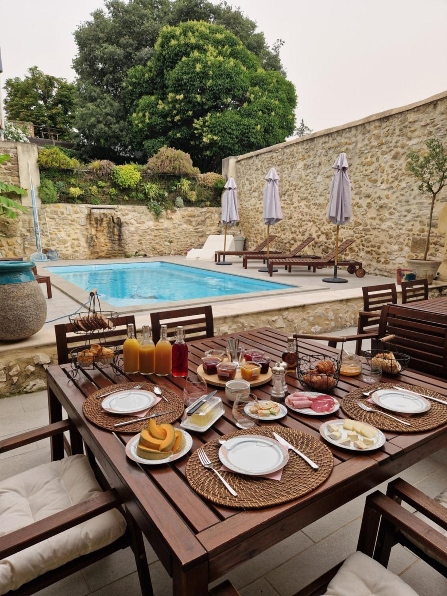 La Maison De Livia, Gite, Chambres Et Table D'Hotes Sauzet (Gard) Экстерьер фото